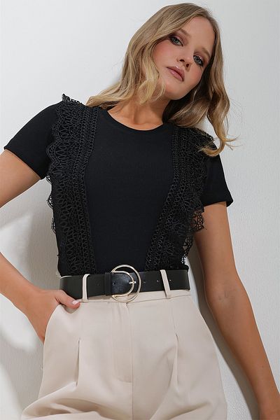 Trend Alaçatı Stili Woman's Black Crew Neck Guipure Detailed Blouse ALC-X11581