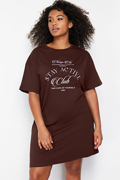 Trendyol Curve Βαμβακερό μπλουζάκι φόρεμα με καφέ σύνθημα σε μεγάλο μέγεθος - TBBSS24AH00056