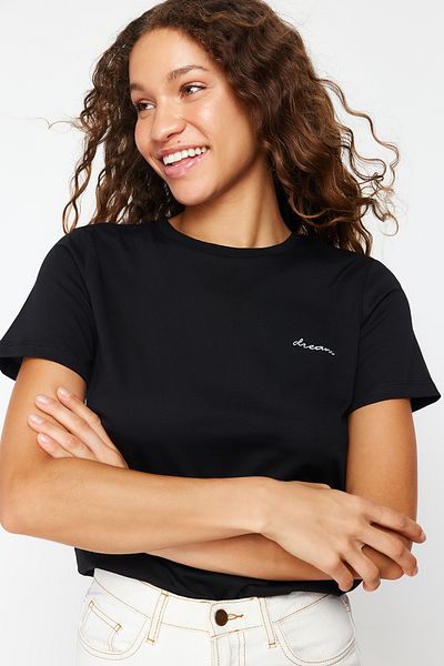 Trendyol Collection Tricou tricotat cu croiala normală brodat cu slogan negru 100 bumbac TWOSS24TS00097