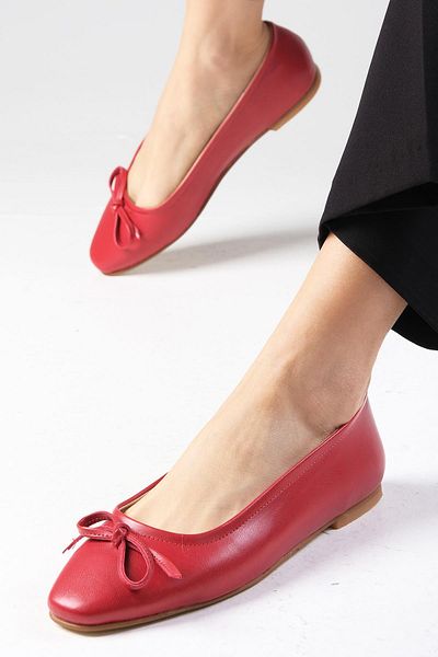 Mio Gusto Nelly Damen Ballerina-Schuhe mit Schleife in Rot und stumpfer Zehenpartie
