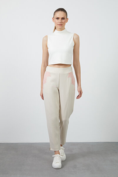 GIZIA SPORT Gold Aksesuar Detaylı Cepleri Dantel Detaylı Bej Pantolon