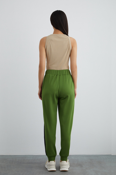 GIZIA SPORT Beli Lastikli Yanları Şerit Detaylı Yeşil Pantolon