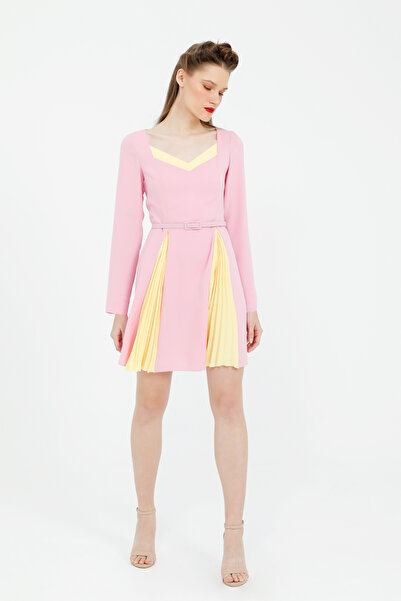 kı.we Kontrast Yaka Detaylı Yırtmaçlı Pembe Mini Elbise