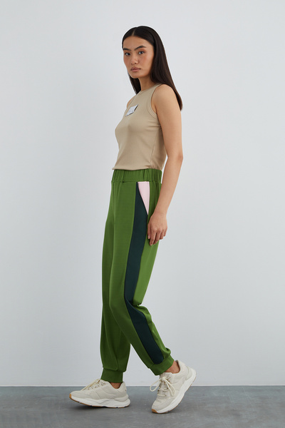 GIZIA SPORT Beli Lastikli Yanları Şerit Detaylı Yeşil Pantolon