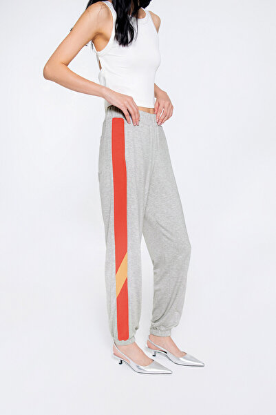 GIZIA SPORT Yanları Şerit Detaylı Paçası Bantlı Arkası Tek Cepli Gri Eşofman