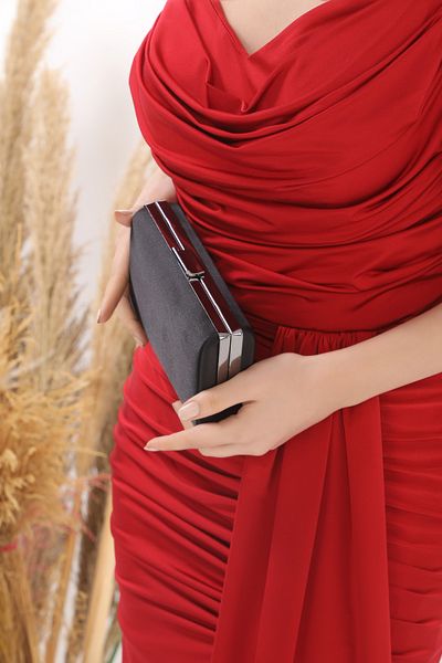 womenacs Rochie de seară din țesătură satinată de culoare neagră Geantă pentru femei pentru mână și curea lungă (curea cu lanț)