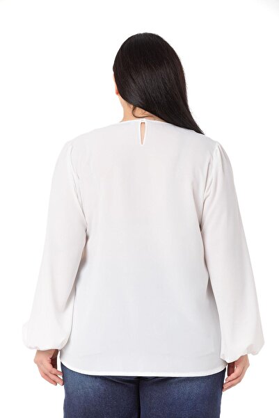 DISENTIS MODEST Λευκή Μπλούζα Plus Size με λεπτομέρεια αλυσίδας στον γιακά και ελαστικά μανίκια