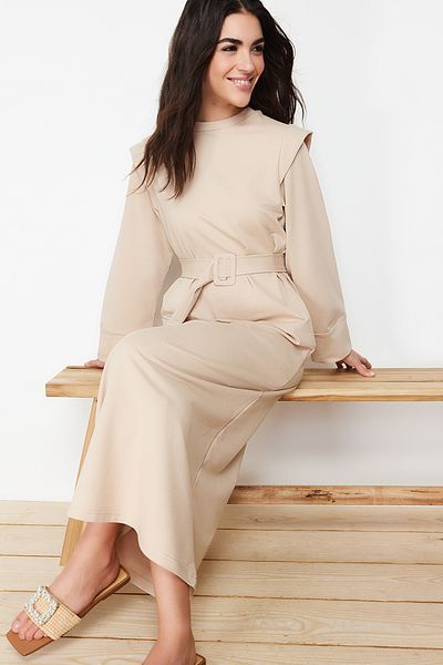 Trendyol Modest Μπεζ πλεκτό φόρεμα με ζώνη με λεπτομέρεια στον ώμο TCTSS24EB00120