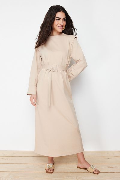 Trendyol Modest Μπεζ πλεκτό φόρεμα με ζώνη με λεπτομέρεια στον ώμο TCTSS24EB00120