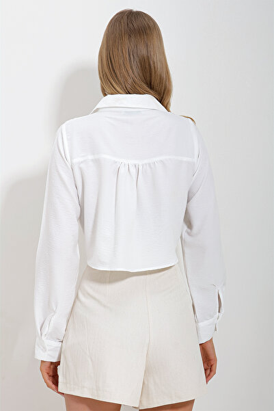 Trend Alaçatı Stili Dámská bílá košile Aerobin Crop s dvojitou kapsou vpředu ALC-X11633