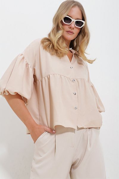 Trend Alaçatı Stili Beigefarbenes, gerafftes Kubra-Baumwoll-Kurzhemd mit Ballonärmeln für Damen ALC-X11624