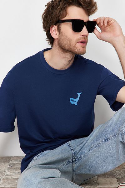 Trendyol Collection Sötétkék hímzett túlméretes póló - 100% pamut TMNSS24TS00040