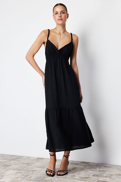 Trendyol Collection Schwarzes Midi-Webkleid mit Trägern und Taillenöffnung TWOSS24EL00340