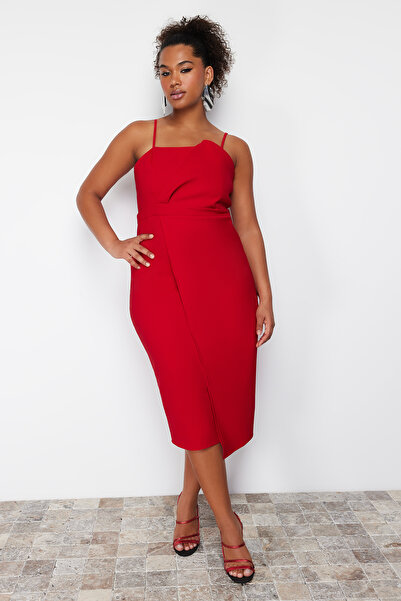 Trendyol Curve Czerwona sukienka midi Plus Size z regulowanym paskiem TBBSS22AH00039