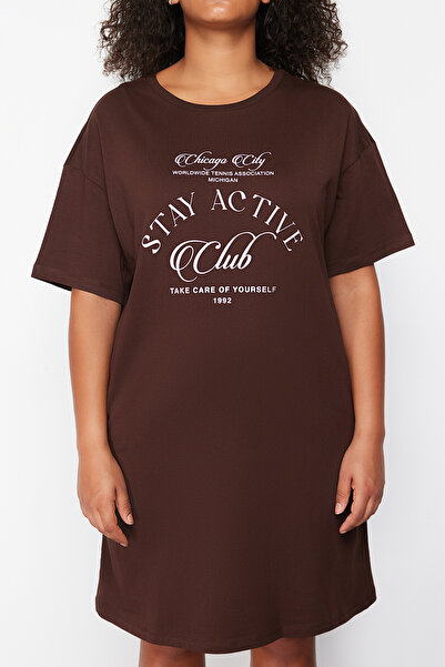 Trendyol Curve Βαμβακερό μπλουζάκι φόρεμα με καφέ σύνθημα σε μεγάλο μέγεθος - TBBSS24AH00056