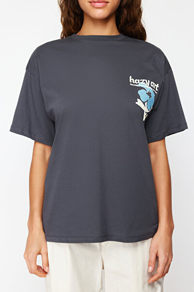 Trendyol Collection Πλεκτό μπλουζάκι από ανθρακί 100% βαμβάκι πίσω και μπροστινό μεγάλο/φαρδύ σχέδιο TWOSS24TS00056