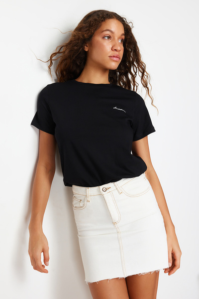 Trendyol Collection Černé 100 bavlněné tričko s vyšívaným regulérním střihem, pletené tričko TWOSS24TS00097