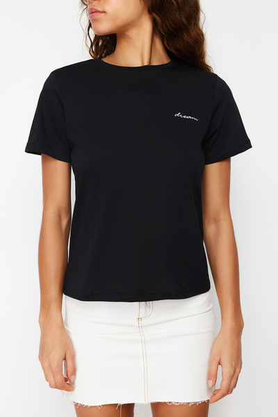 Trendyol Collection Černé 100 bavlněné tričko s vyšívaným regulérním střihem, pletené tričko TWOSS24TS00097