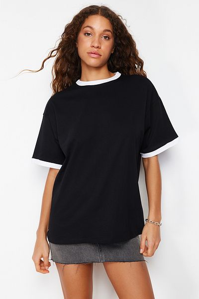 Trendyol Collection Schwarzes Strick-T-Shirt mit Kontrastkragen und Streifen aus 100 % Baumwolle, übergroßer/entspannter Schnitt, TWOSS24TS00052