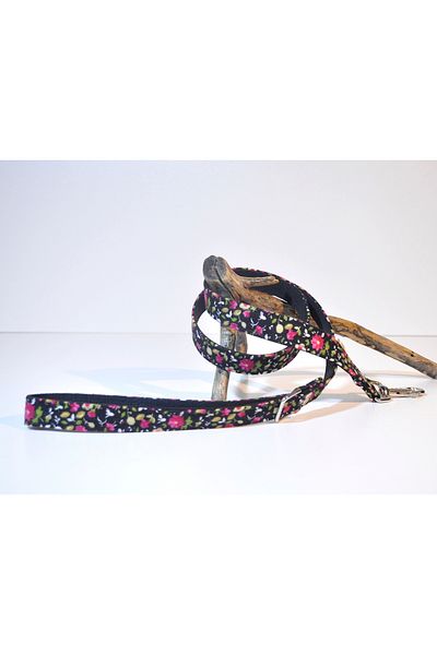 minart design Black Background Walking Rope with Dark Pink Flowers