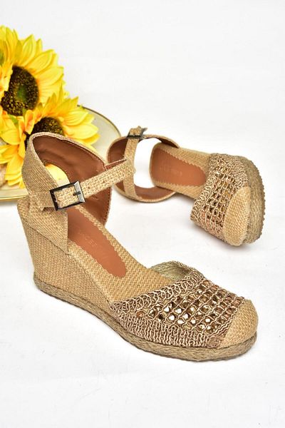 Fox Shoes P241612040 Светлокафяви дамски обувки на танкетка