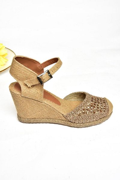 Fox Shoes P241612040 Светлокафяви дамски обувки на танкетка