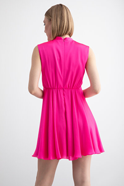 kı.we V Yakalı Kalp Broş Detaylı Pembe Mini Elbise