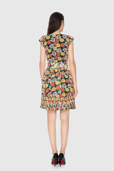 kı.we Çiçek Desenli Kuşaklı Pileli Siyah Mini Elbise