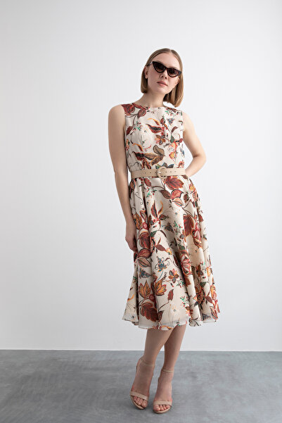 kı.we Kontrast Renkli Çiçek Desenli Deri Kemerli Kolsuz Kloş Etekli Midi Boy Bisiklet Yaka Şifon Elbise