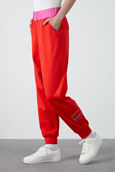 GİZİA Paçası Etiket Detaylı Kontrast Renkli Kırmızı Eşofman