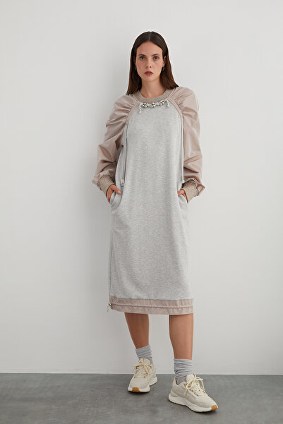 GIZIA SPORT Yakası Boncuklu Kordon Detaylı Eteği Büzülebilir Tafta Kol Elbise