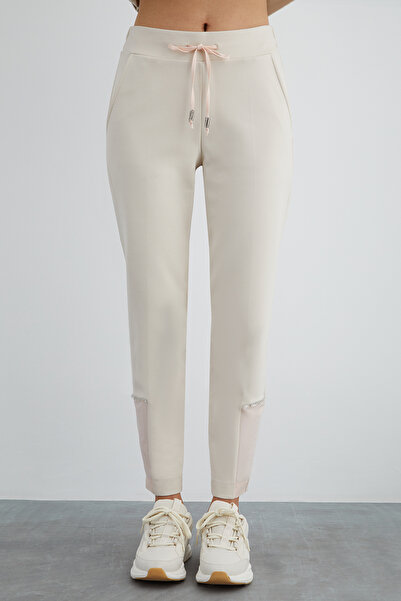 GIZIA SPORT Arka Beli Lastikli Bağ Ucu Taşlı Bej Pantolon