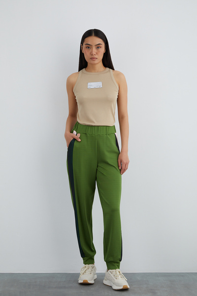 GIZIA SPORT Beli Lastikli Yanları Şerit Detaylı Yeşil Pantolon