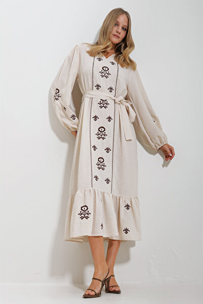 Trend Alaçatı Stili Damska beżowa sukienka maxi z rozcięciem, kołnierzykiem i haftowaną podszewką ALC-X11645