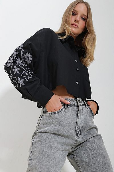 Trend Alaçatı Stili Schwarzes Crop-Shirt für Damen mit bestickten Ärmeln und einer Tasche ALC-X11631