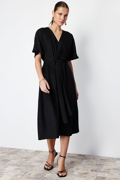 Trendyol Collection Schwarzes A-Linien-Midikleid aus Webstoff mit V-Ausschnitt und Krawattendetails TWOSS23EL01543