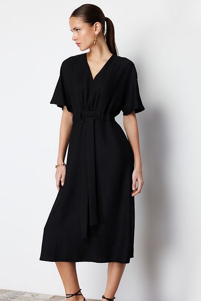 Trendyol Collection Schwarzes A-Linien-Midikleid aus Webstoff mit V-Ausschnitt und Krawattendetails TWOSS23EL01543