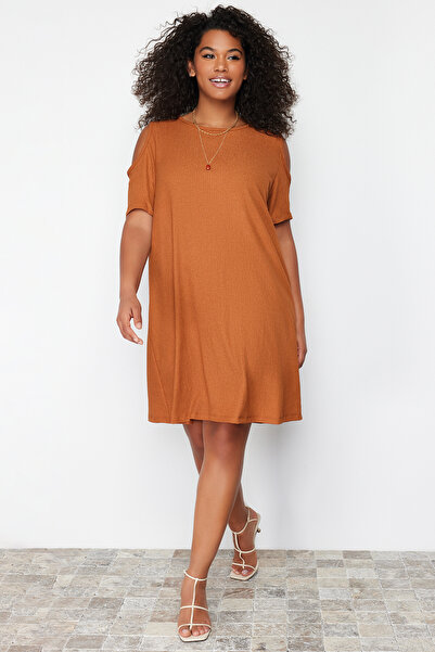 Trendyol Curve Καφέ πλεκτό φόρεμα σε γραμμή Α με λεπτομέρεια TBBSS22EL2986