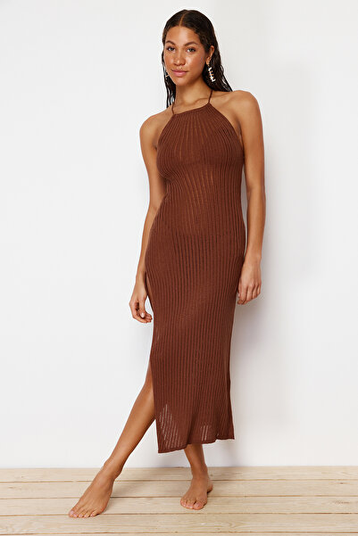 Trendyol Collection Plážové šaty z úpletu Maxi – bez zad, hnědé TBESS24EL00054
