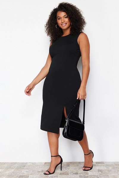 Trendyol Curve Schwarzes Midi-Strickkleid aus 100 % Baumwolle mit Schlitzdetail in Übergröße TBBSS24AH00003