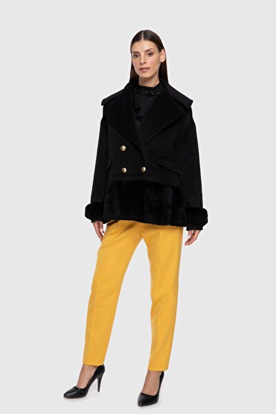 GİZİA Kruvaze Kapama Kürk Detaylı Siyah Kaşe Kaban