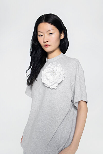 GIZIA SPORT Özel Işleme Gül Detaylı Yuvarlak Yaka Kısa Kol Gri Tshirt