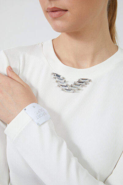 GİZİA Kol Ucu Etiket Detaylı Yakası Taşlı Ekru Bluz