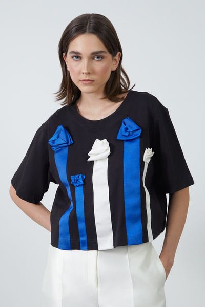 GİZİA Çiçek Detaylı Arkası Fermuarlı Siyah Bluz