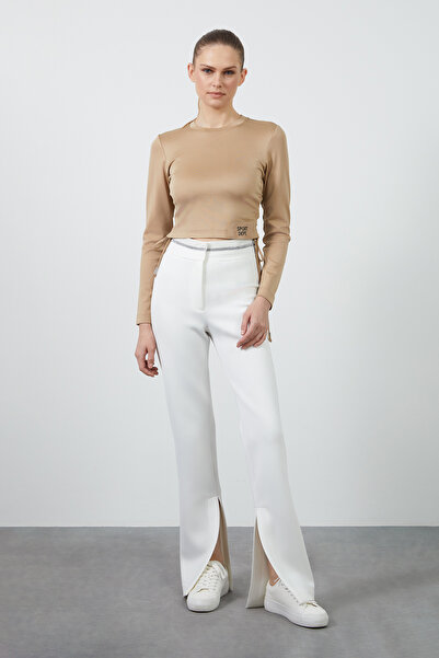 GİZİA Etek Ucu Aplike Nakış Detaylı Yanları Büzülebilir Bej Kısa Bluz