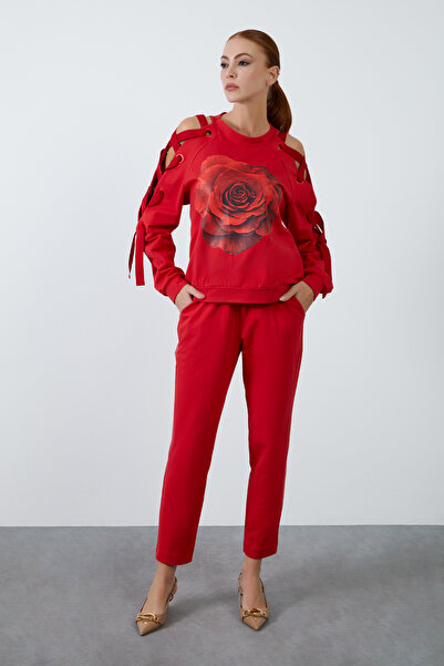 kı.we Gül Baskılı Kol Ve Omuz Pencere Şerit Bağlamalı Ve Havuç Pantolonlu Kırmızı Eşofman Takım