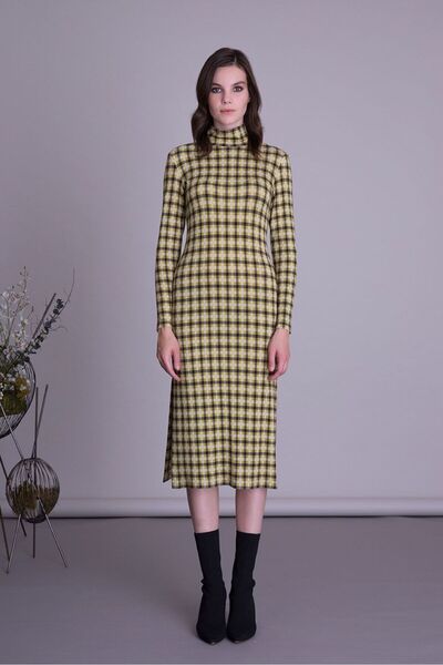 GIZIA CASUAL Balıkçı Yaka Yırtmaçlı Hardal Rengi Midi Elbise