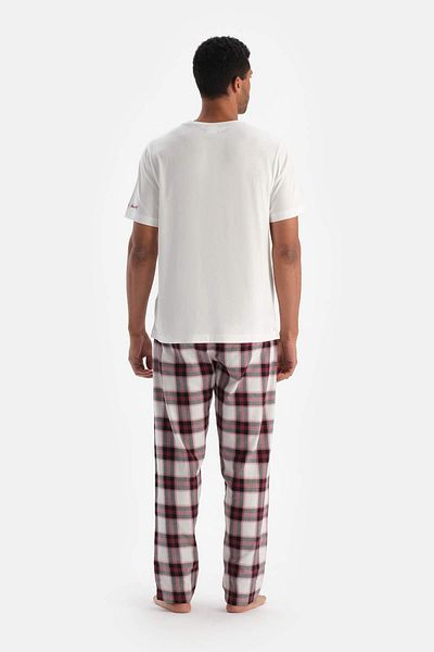 Dagi Pyjama-Set aus T-Shirt und Hose in Ecru mit Karomuster und Stickerei