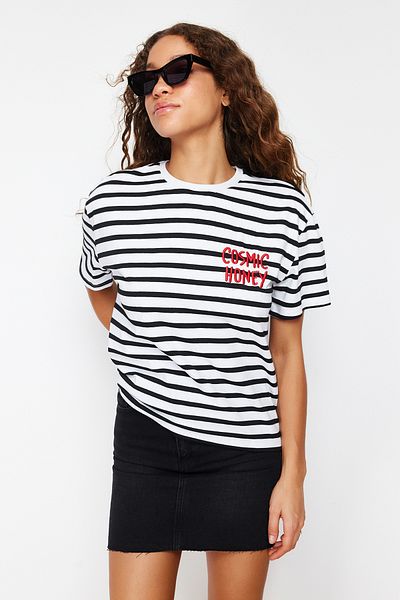 Trendyol Collection Rot gestreiftes Slogan-Stickerei-detailliertes, entspanntes/bequem geschnittenes Strick-T-Shirt TWOSS24TS00053