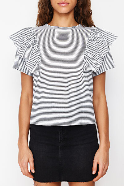 Trendyol Collection Černé tlusté bavlněné tričko s volánky na rukávech Regular Striped Crew Neck Knitted T-Shirt TWOSS24TS00061